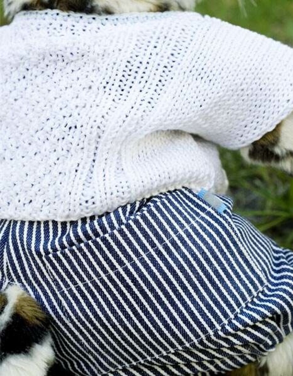 Hvid bluse og mælkedrengestribede shorts til Build-a-Bear