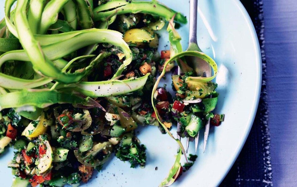 Aspargessalat med fyldig urtetabbouleh