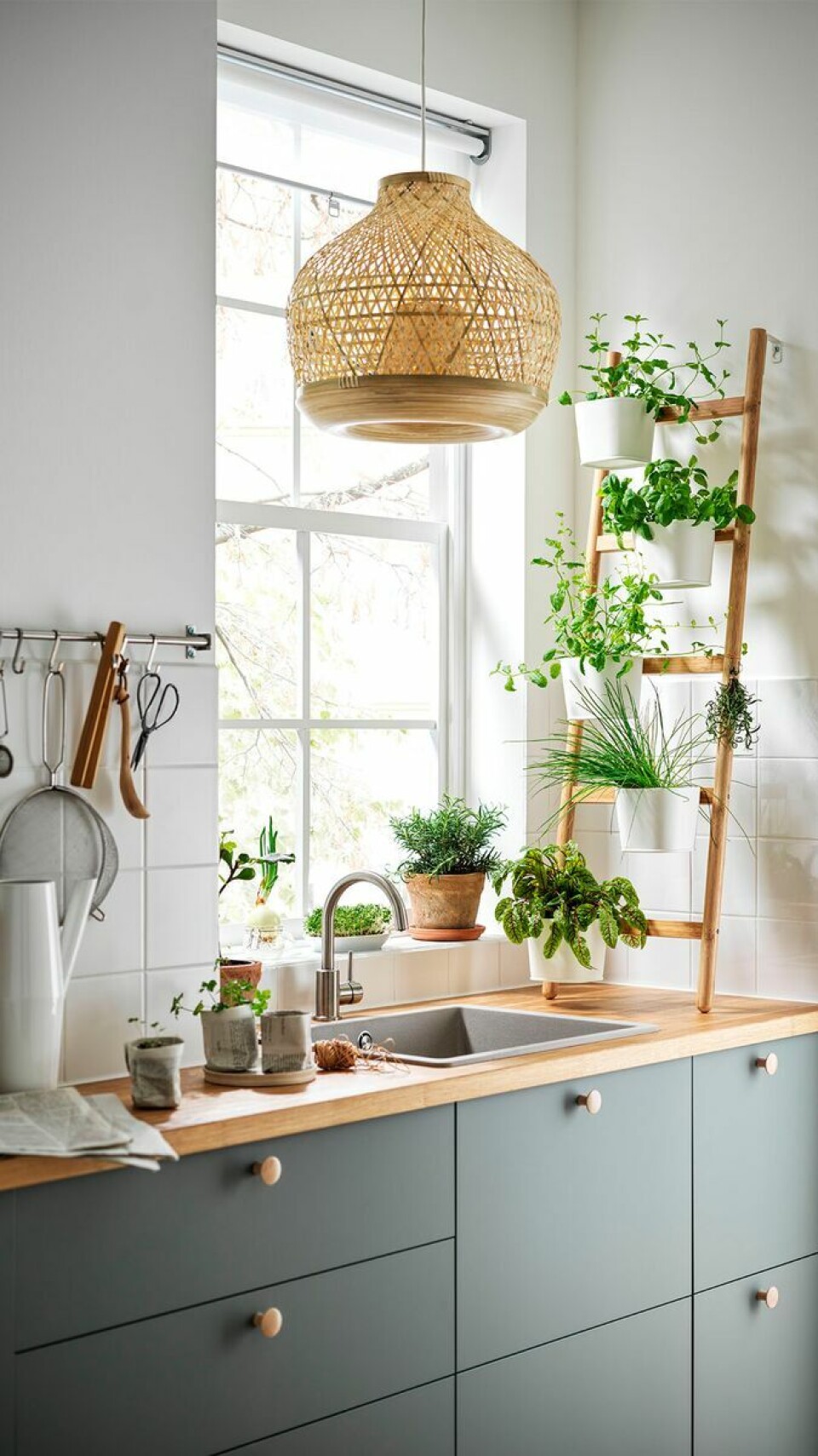 METOD køkkenlåger og MISTERHULT lampe.