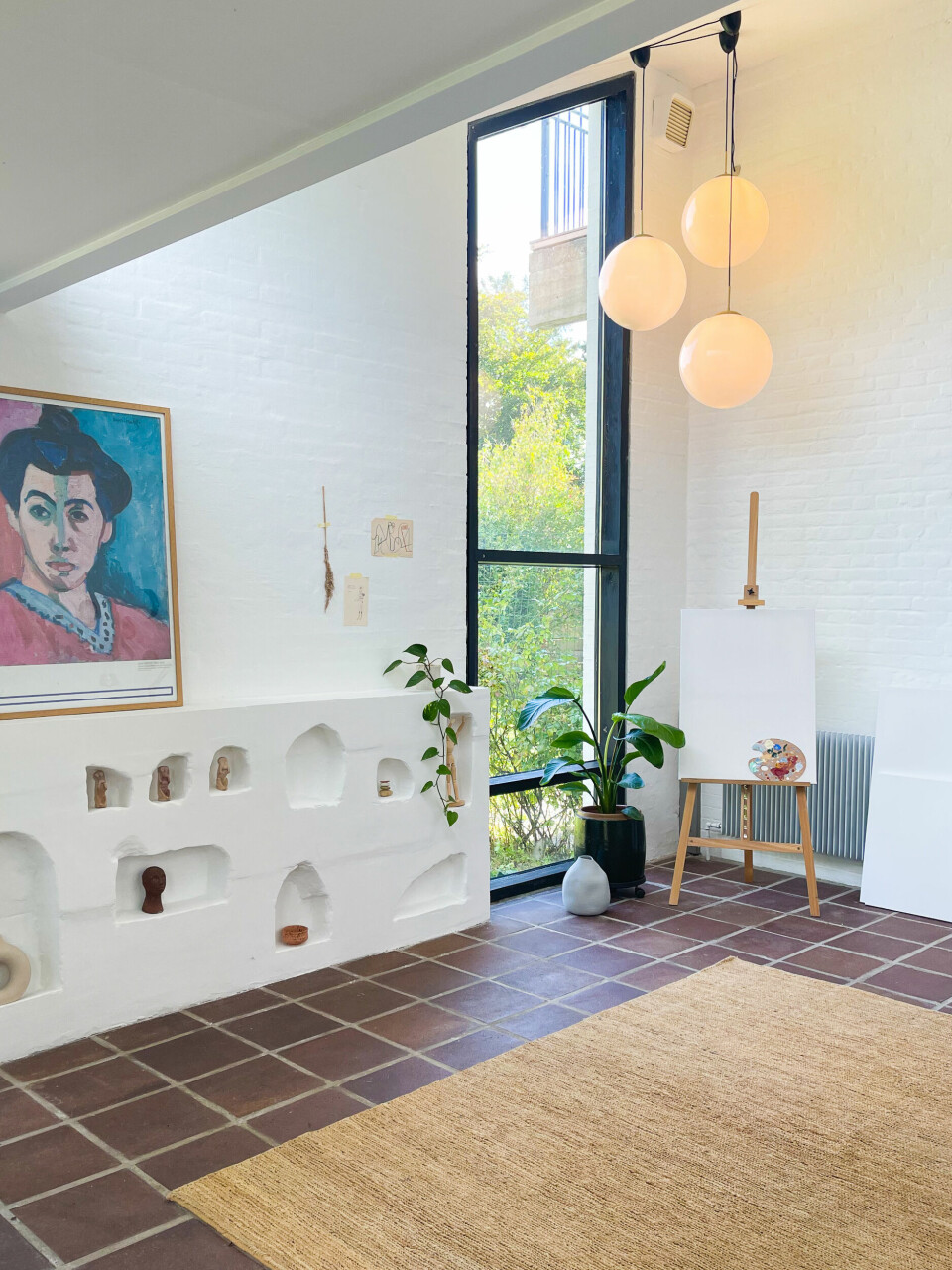 I deres atelier har de bygget en stenreol ud af gasbeton.