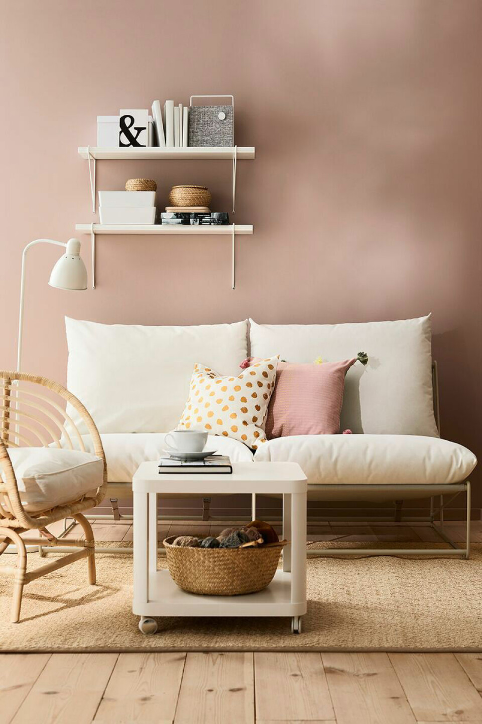 HAVSTEN sofa, TINGBY sidebord, PERSHULT hyldeknægte og LERSTA læselampe.