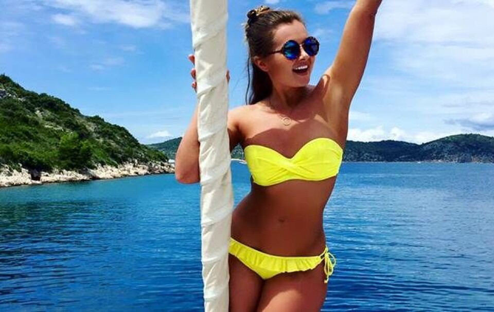 Fitness-blogger viser billede af sin oppustede mave med vigtigt budskab