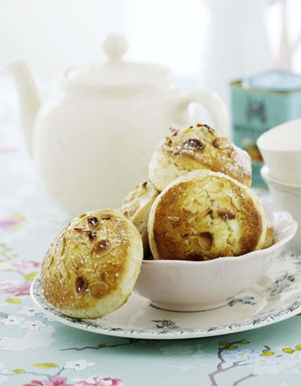 Scones med tranebær og mandelflager