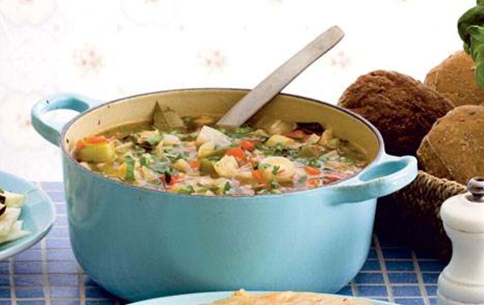 Hvidkålssuppe med svinekød og urter