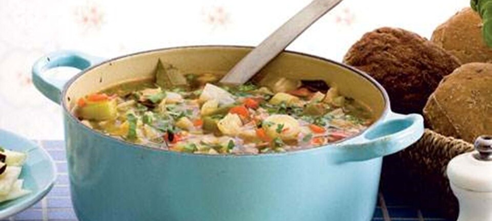 Hvidkålssuppe med svinekød og urter