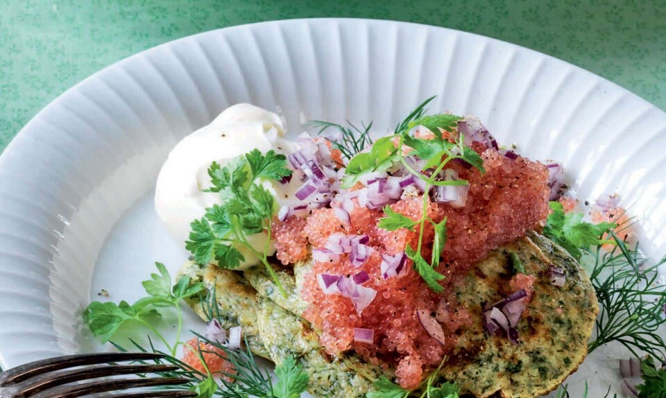 Små krydderurterpandekager med stenbidderrogn