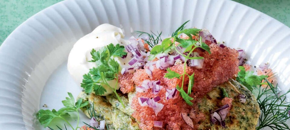 Små lækre krydderurtepandekager med stenbiderrogn