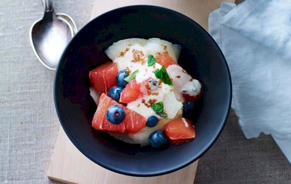Frisk frugt med myntheyoghurt