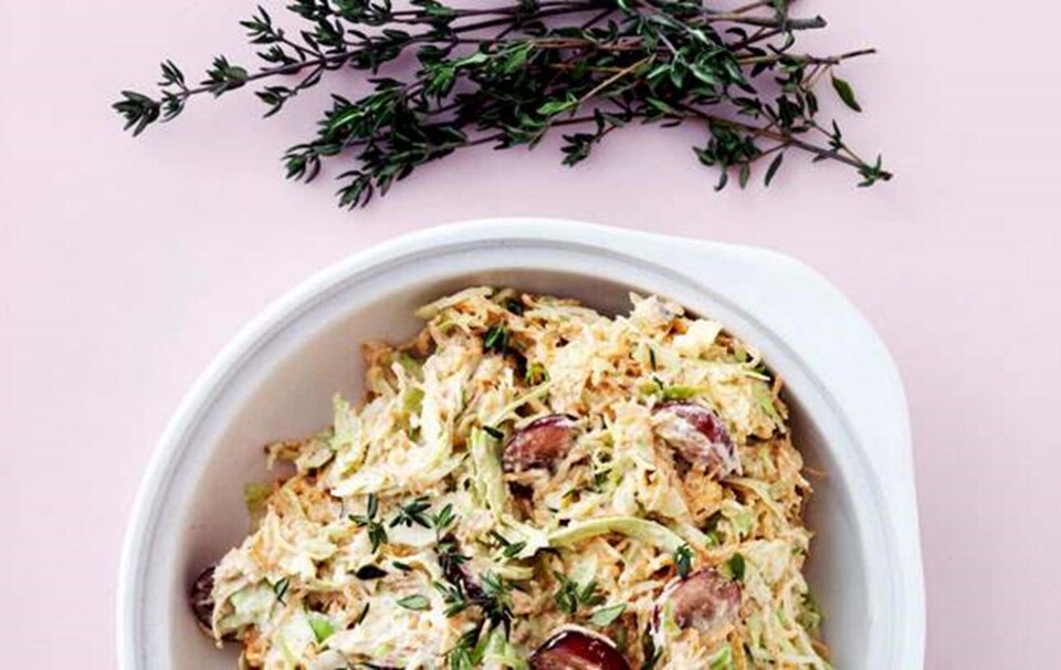 Coleslaw på gulerødder og spidskål med vindruer og chili