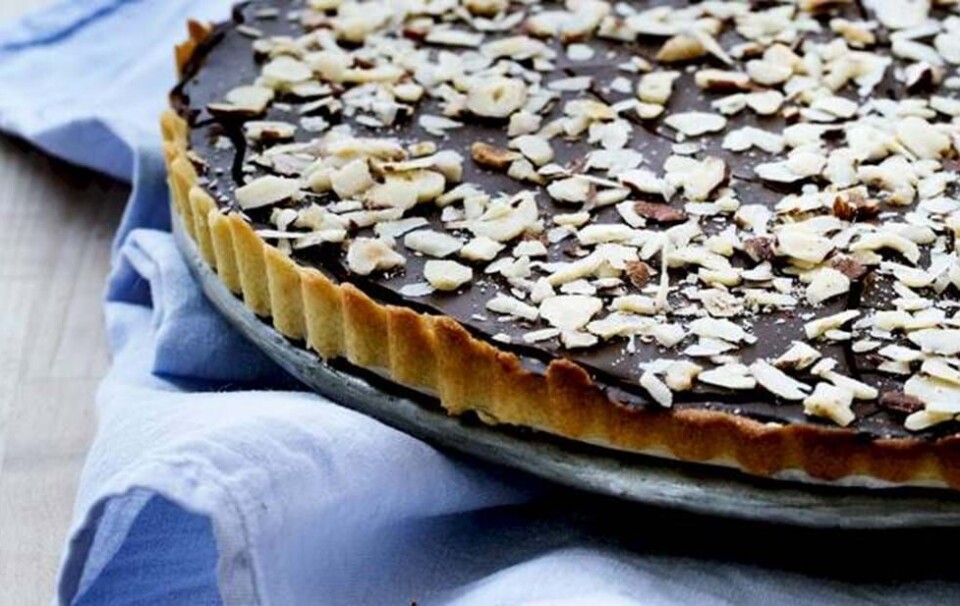 chokoladetaerte m. ristede hasselnoedder.jpg