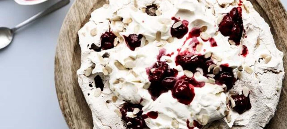 Pavlova med chokolade, mandler og hindbærpure