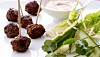Spicy oksekødsboller på spyd med hot peanutdip og sprød salat
