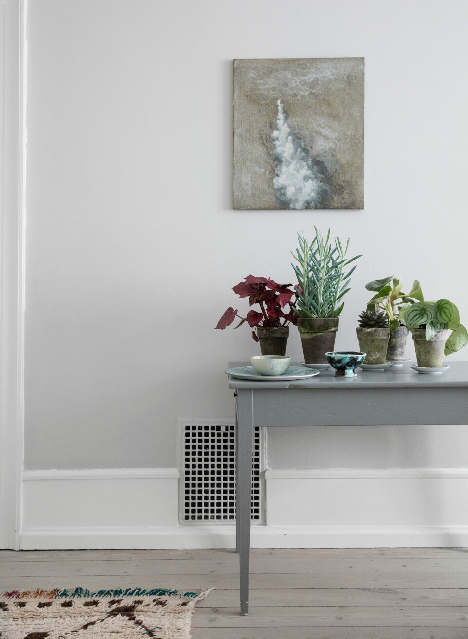 I spisestuen er der også plads til et lille sidebord med planter og blandet keramik.