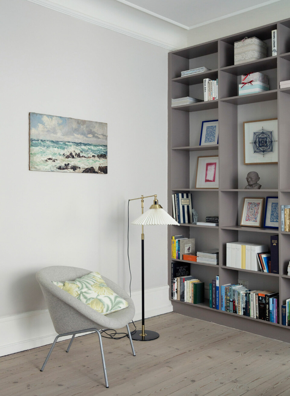 Den indbyggede reol er malet i farven Charleston Gray fra Farrow & Ball.
