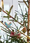 Sommerfugle, perlepynt og glitrende iskrystaller pryder årets juletræ i de højloftede stuer.