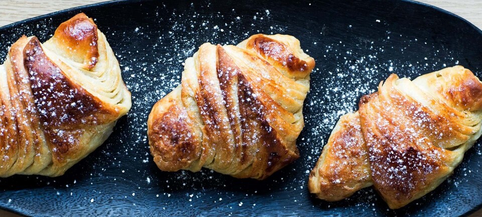Sprøde croissanter bagt med surdej