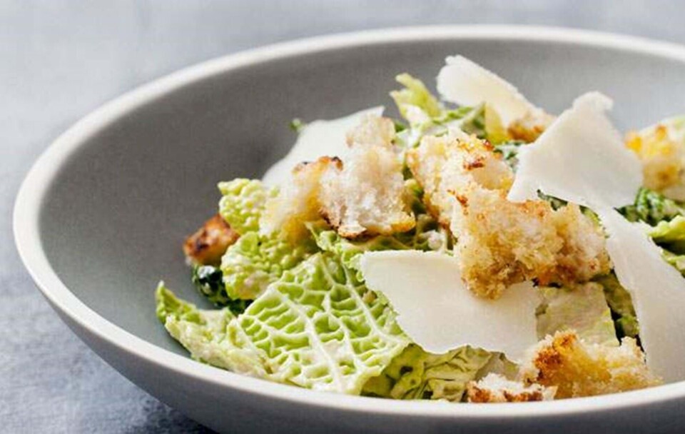 Opskrift på salat med savoykål á la cæsar-salad