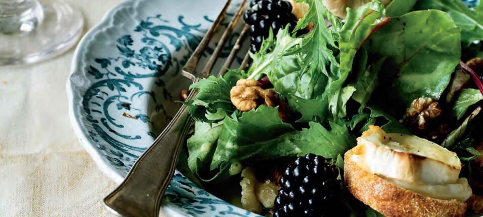 Salade de chevre chaud: Gedeostsalat med valnødder og vinaigrette