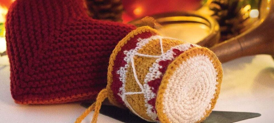 Julepynt: Hæklet tromme og strikket julehjerte
