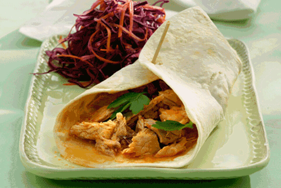 Wraps med svinekød og råkost