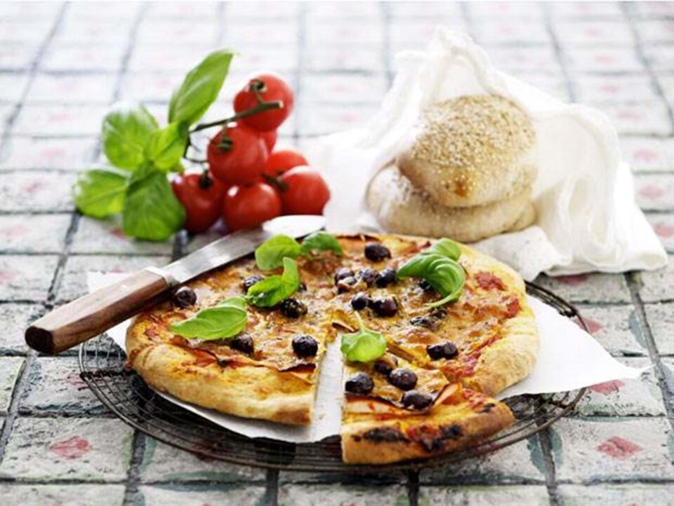 Pizza med skinke og oliven