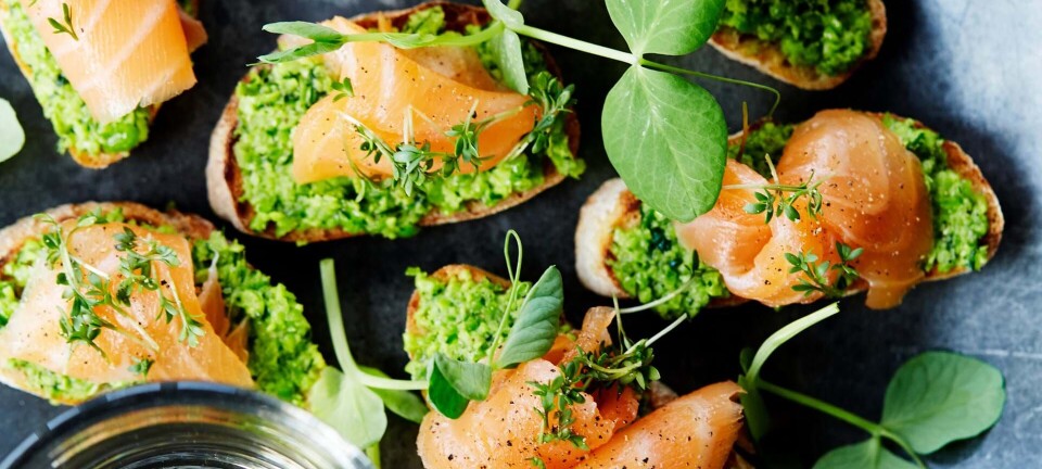 Bruschetta med ærtepesto og røget laks