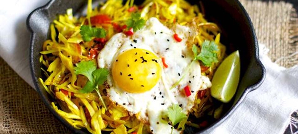 Kålsalat med spejlæg og rød chili