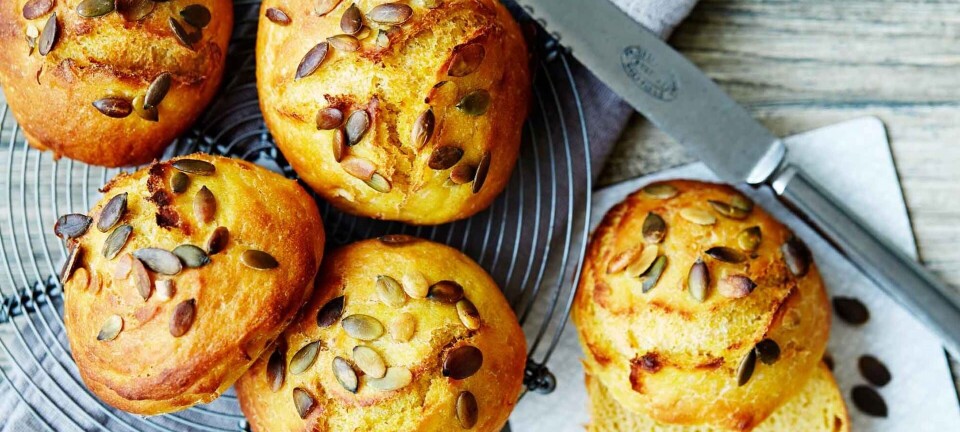 Græskarboller med græskarkerner