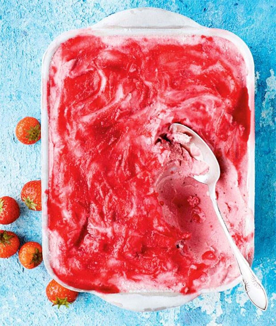 Yoghurtis med jordbær