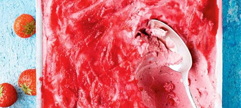 Super nem og lækker yoghurtis med jordbær