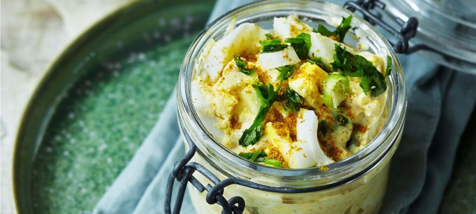 Æggesalat med karry og forårsløg