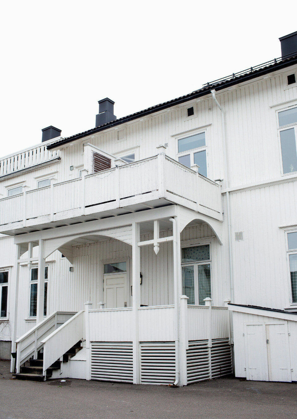 Lejligheden ligger på anden sal i dette smukke gamle træhus fra 1870 i den norske by Tønsberg.