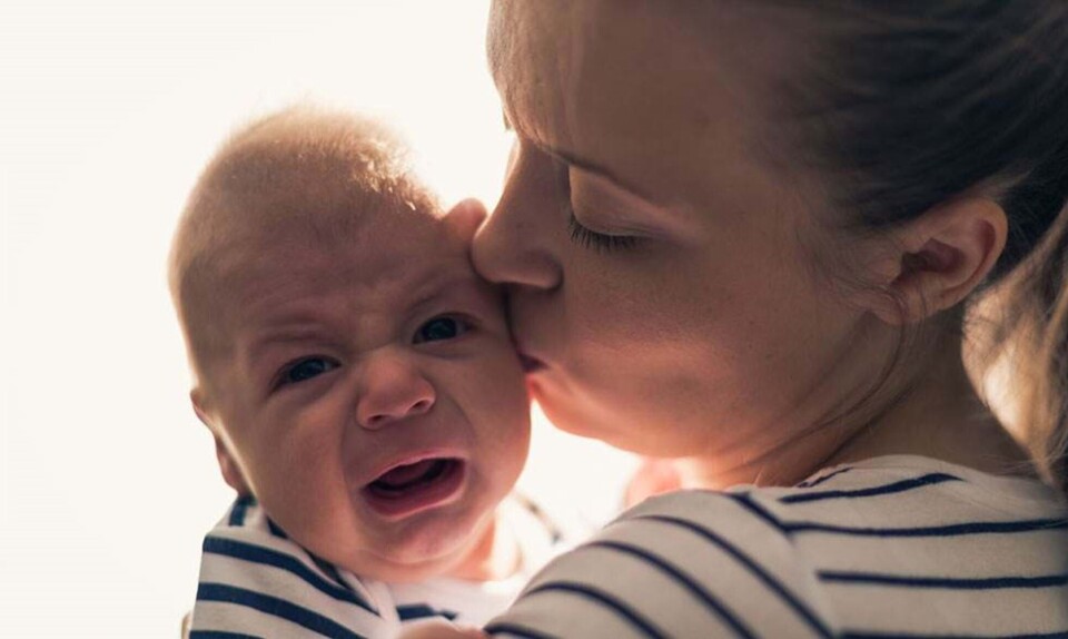 Kvinde med baby der græder