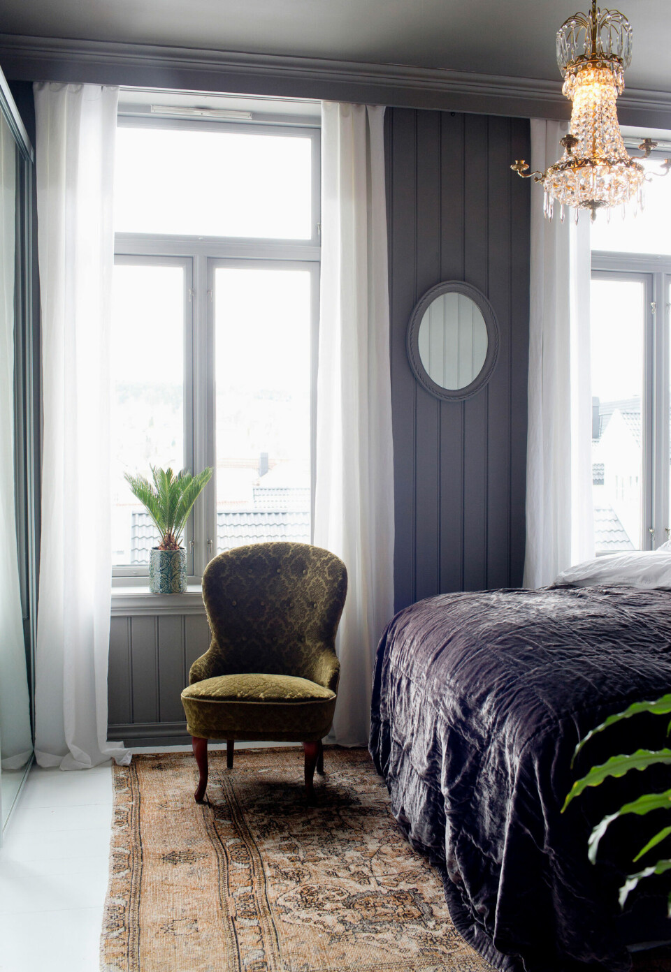 Find en gammel lysekrone og kombiner med en skøn vintage lænestol for at opnå den rette boudoirstemning i soveværelset.