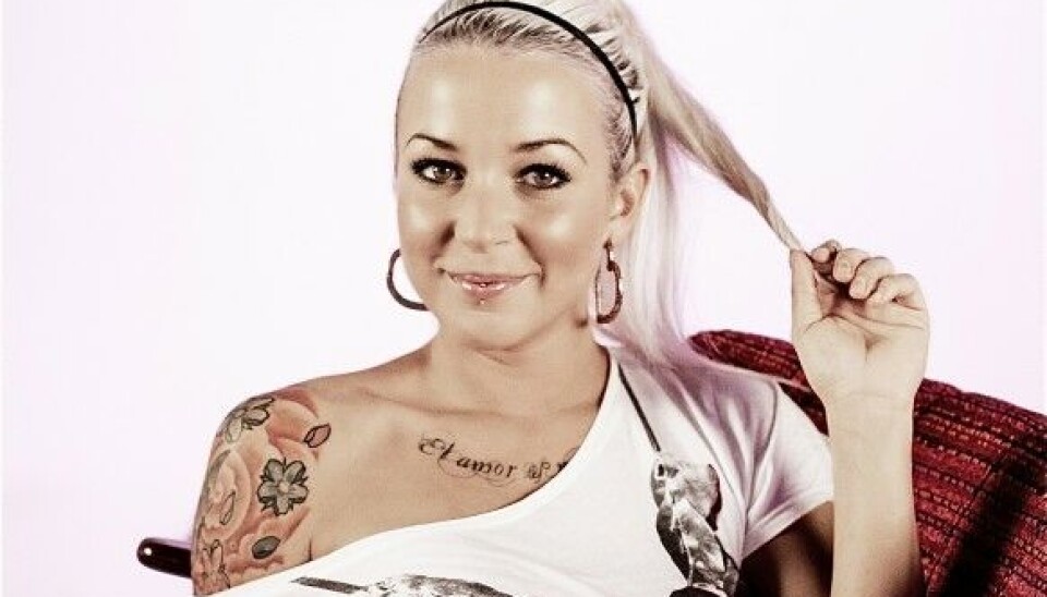 Malou Stella da hendes mor beder hende om selv at stå op med sin søn om natten:”Ej, men det ville jo være tosset, at jeg skulle stå op om natten med ham her, når jeg skal i skole næste dag. Så er jeg jo bare vildt træt”. (Foto: SBS)