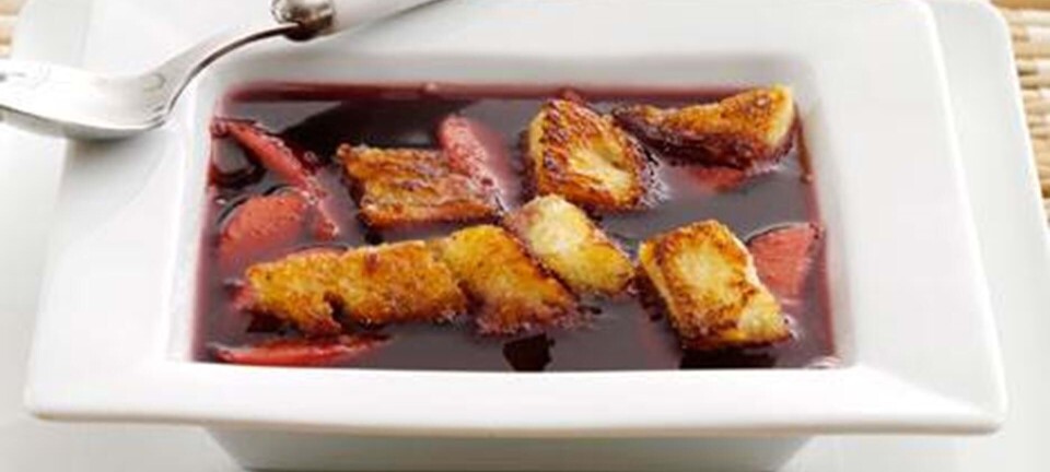 Hyldebærsuppe med æbler