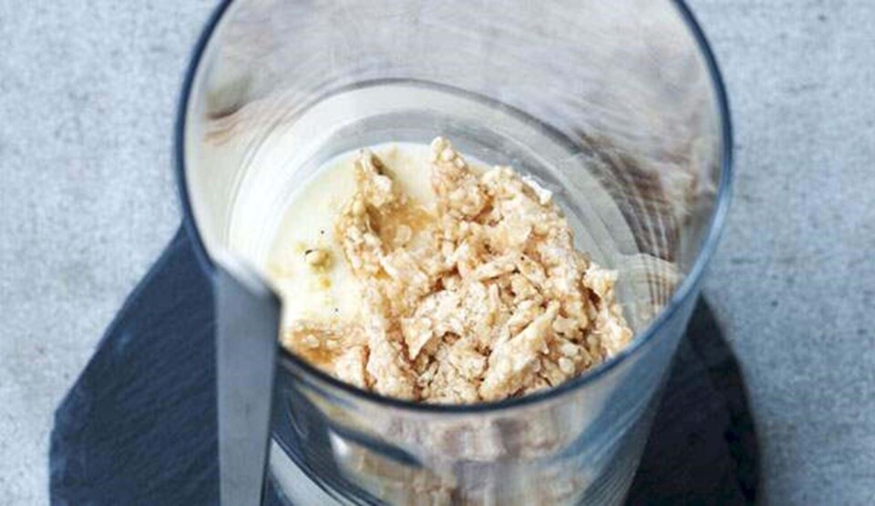 Opskrift på panna cotta med sesamcrumble