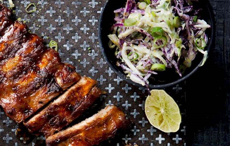 Honningglaserede spareribs med coleslaw