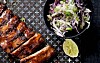 Honningglaserede spareribs med coleslaw