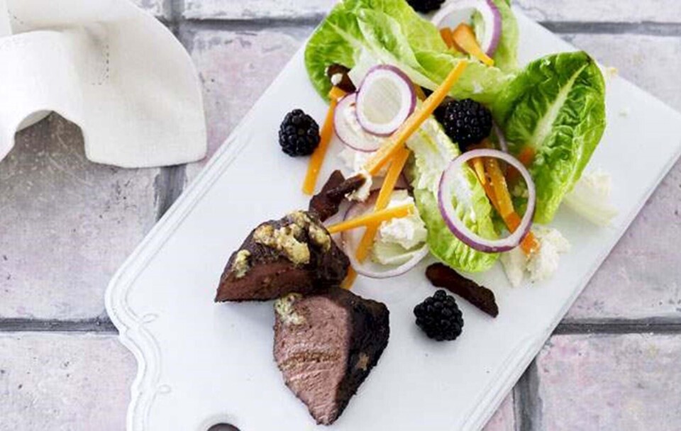 Opskrift på fyldte kalvemedaljoner og salat med feta og brombær