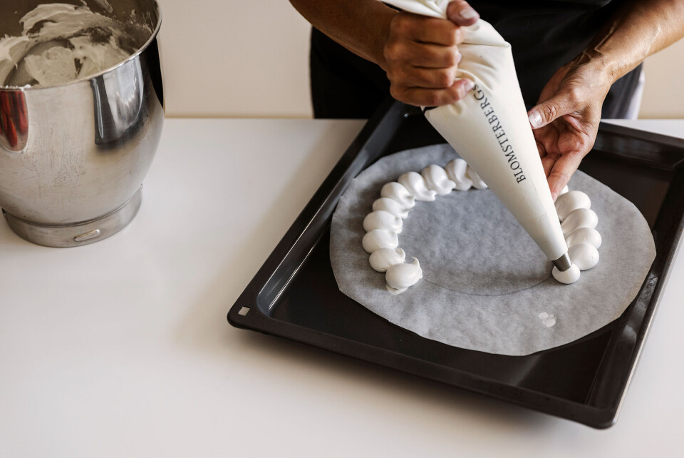 Pavlova af Mette Blomsterberg: Sådan laver du den smukke dessert i 4 trin