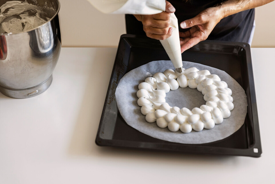 Pavlova af Mette Blomsterberg: Sådan laver du den smukke dessert i 4 trin