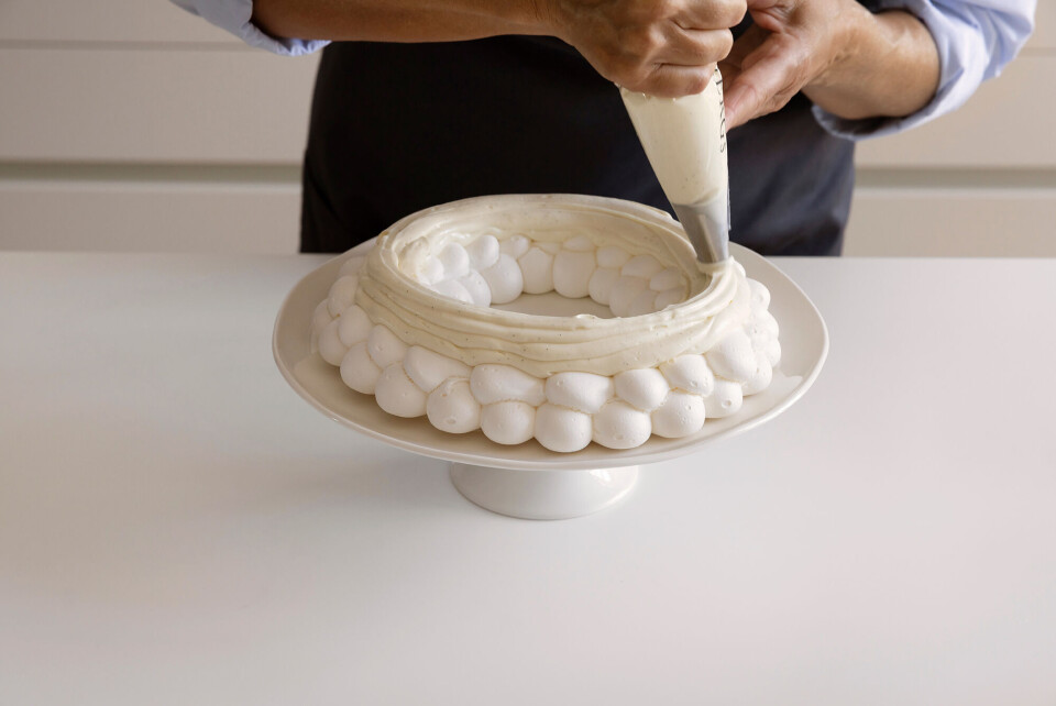 Pavlova af Mette Blomsterberg: Sådan laver du den smukke dessert i 4 trin