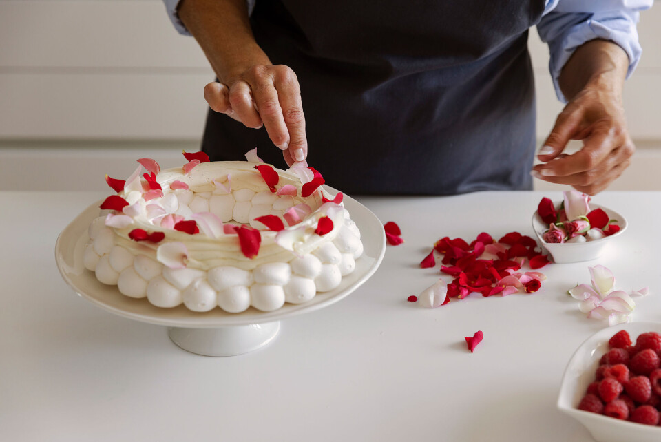 Pavlova af Mette Blomsterberg: Sådan laver du den smukke dessert i 4 trin