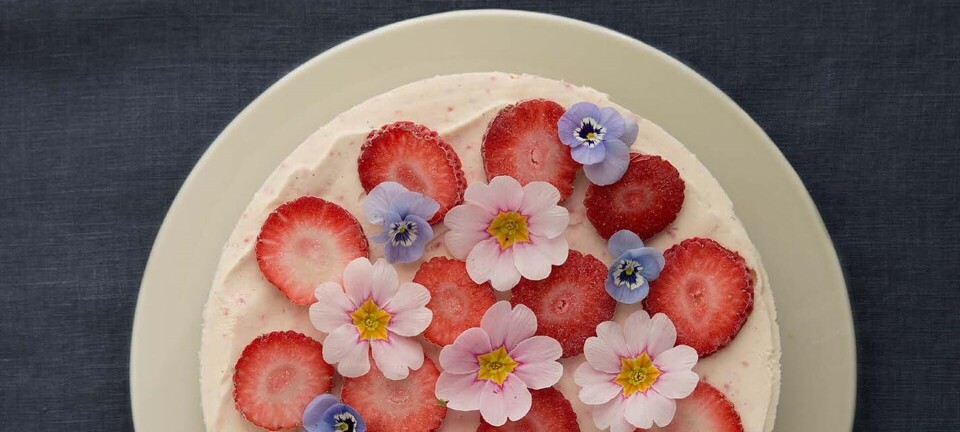 Islagkage med jordbær og spiselige blomster