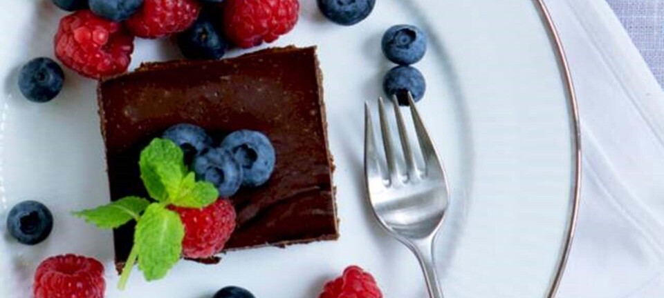 Orange-chokoladekage med friske bær