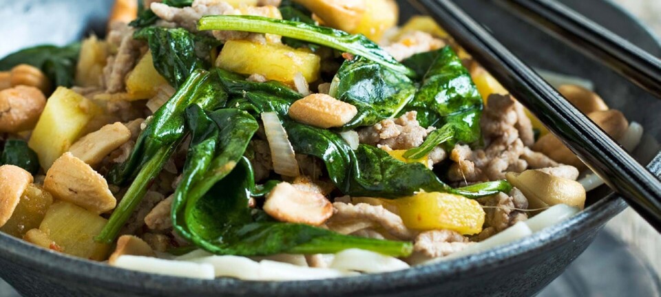 Nudler med ananas, spinat og hakket svinekød