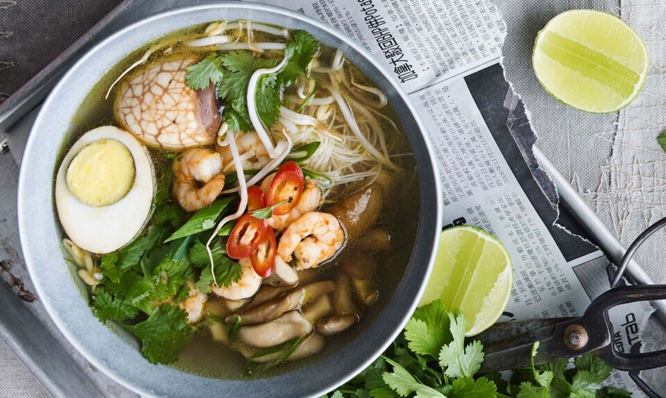 Lun salat med pocherede æg og blomkål