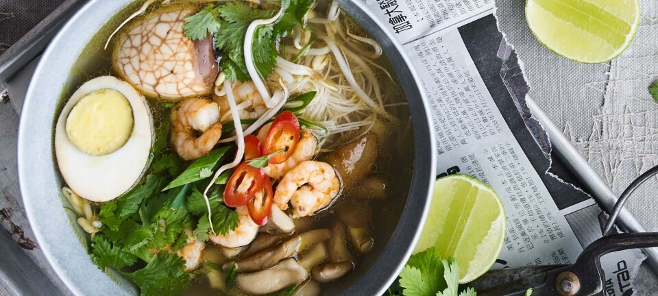 Lun salat med pocherede æg og blomkål