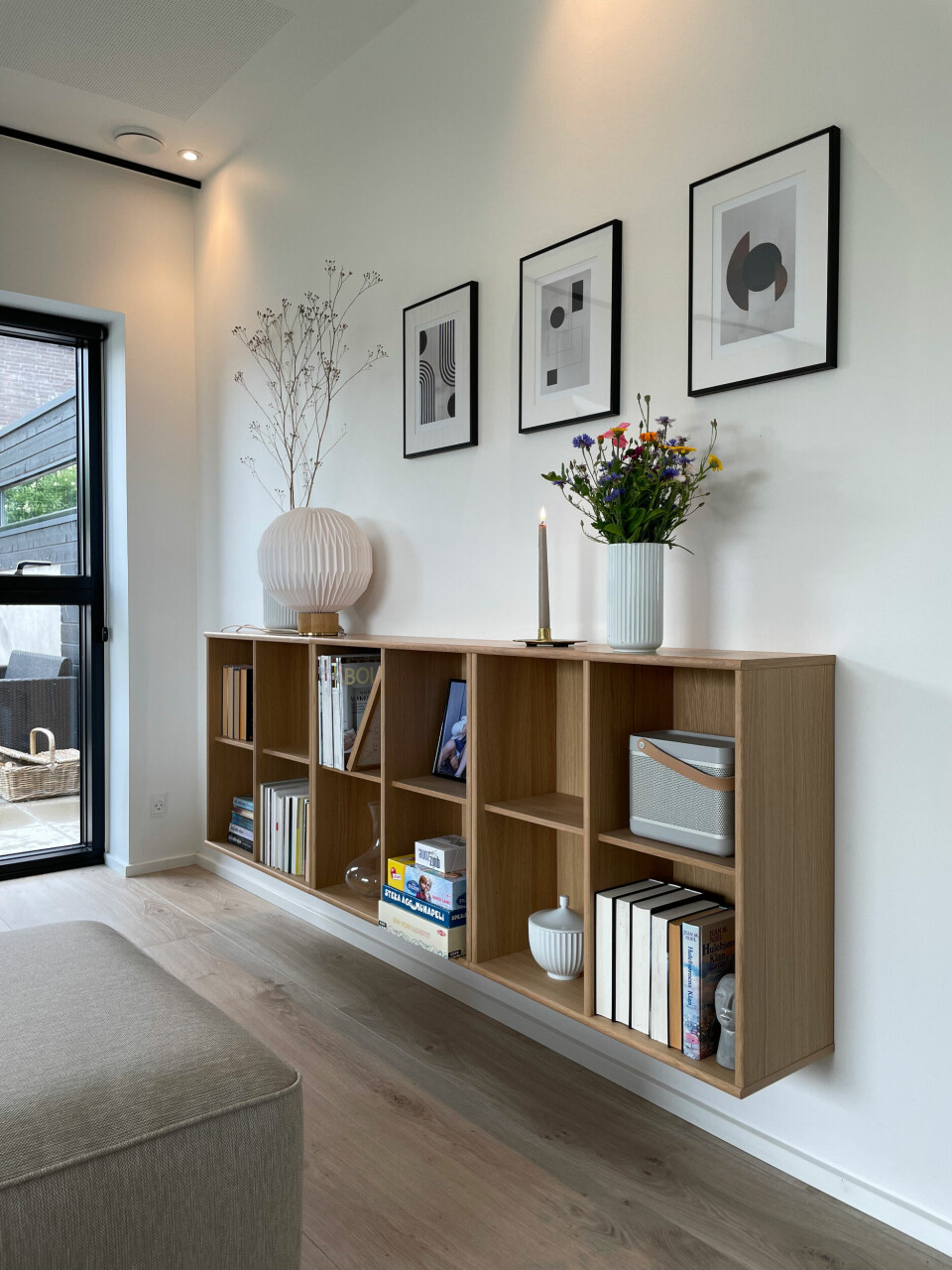 Reol fra Mistral Furniture og lampe fra Le Klint.